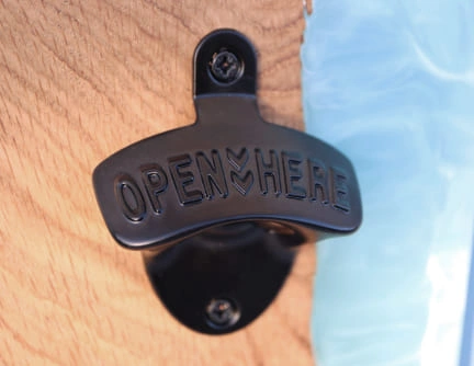 décapsuleur mural bois résine bleu volutes